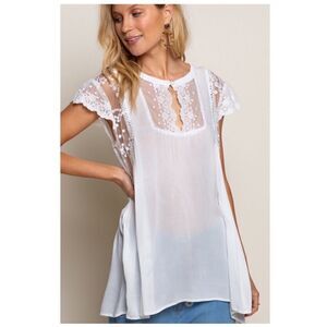 𝅺white victorian inspired top w/ lace trim on side